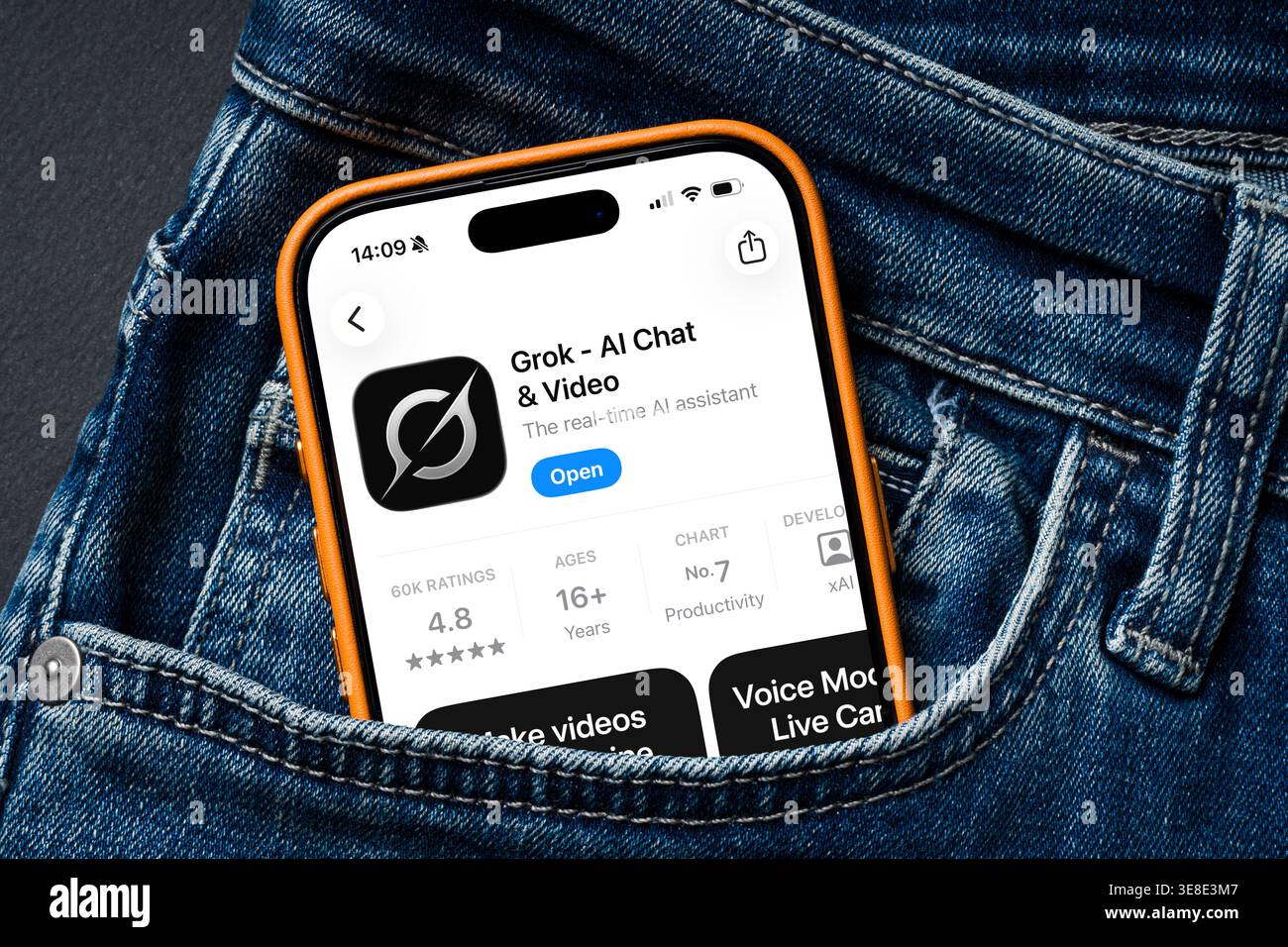 Antalya, Türkei - 24. März 2026: Die grok AI App wird auf dem Smartphone in der Jeanstasche angezeigt Stockfoto