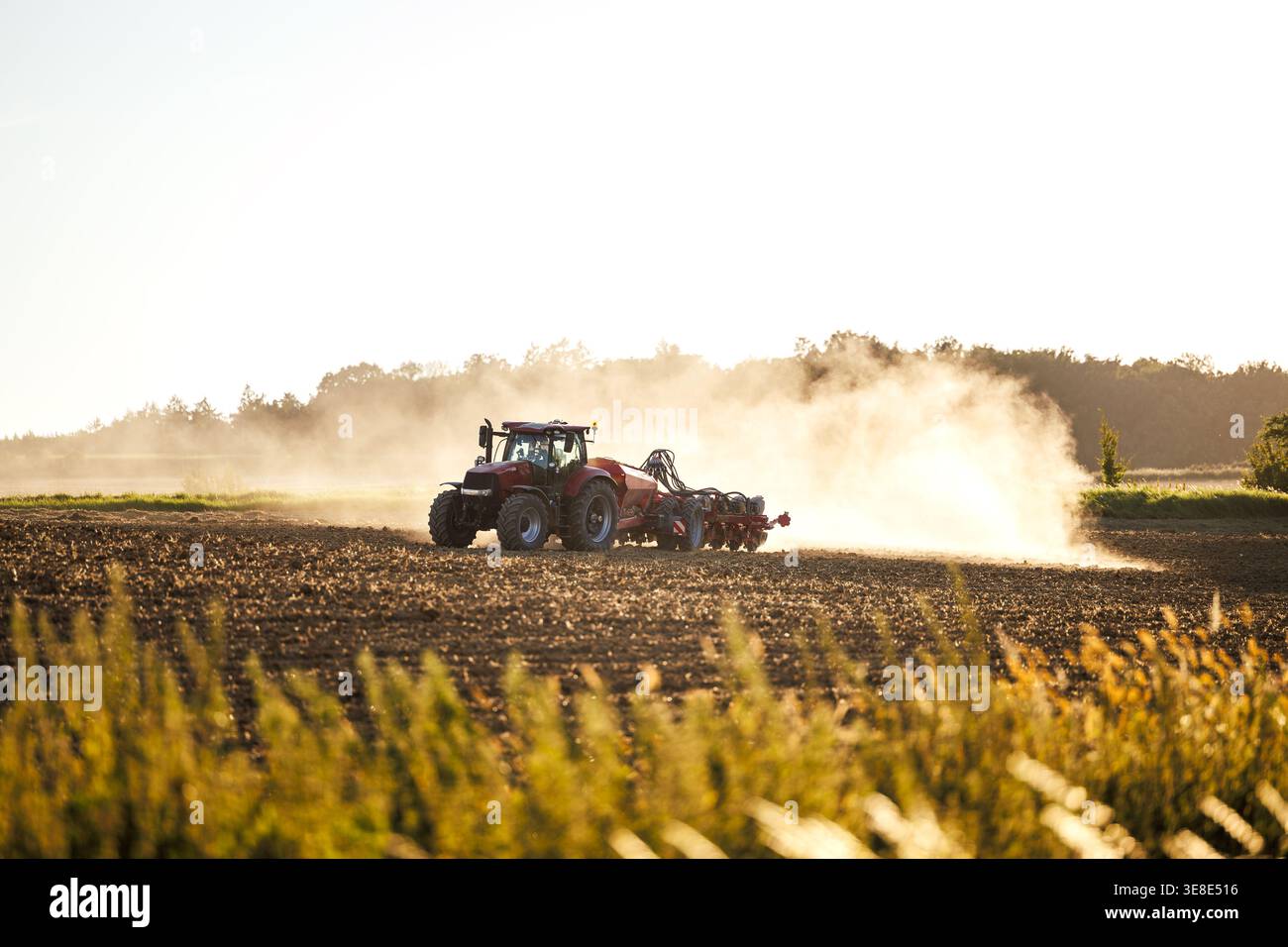 Traktor mit Smaschine zur Aussaat von Erntegut auf staubigem Feld.  Landwirtschaftsmaschinen zur Bodenbearbeitung und zum Anpflanzen von Saatgut  auf dem Land. Landwirtschaftliche Ttigkeit Stockfotografie - Alamy