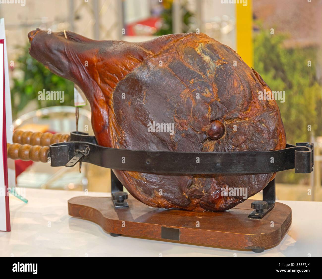 Traditioneller getrockneter Schinken Njegusi Prosciutto in Holder aus Montenegro Stockfoto