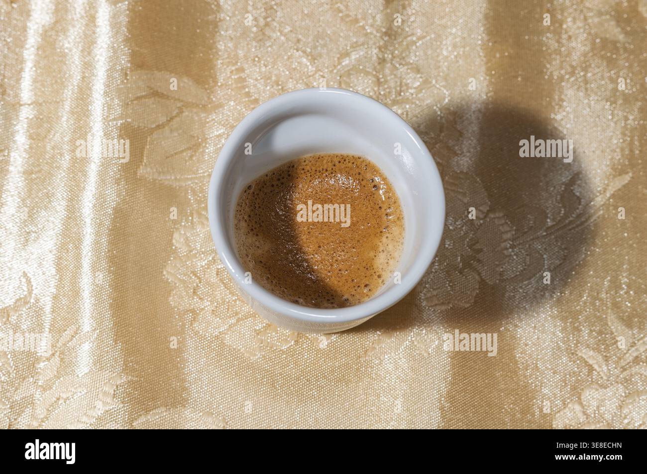 Italienischer Espresso in einer kleinen weißen Tasse Stockfoto