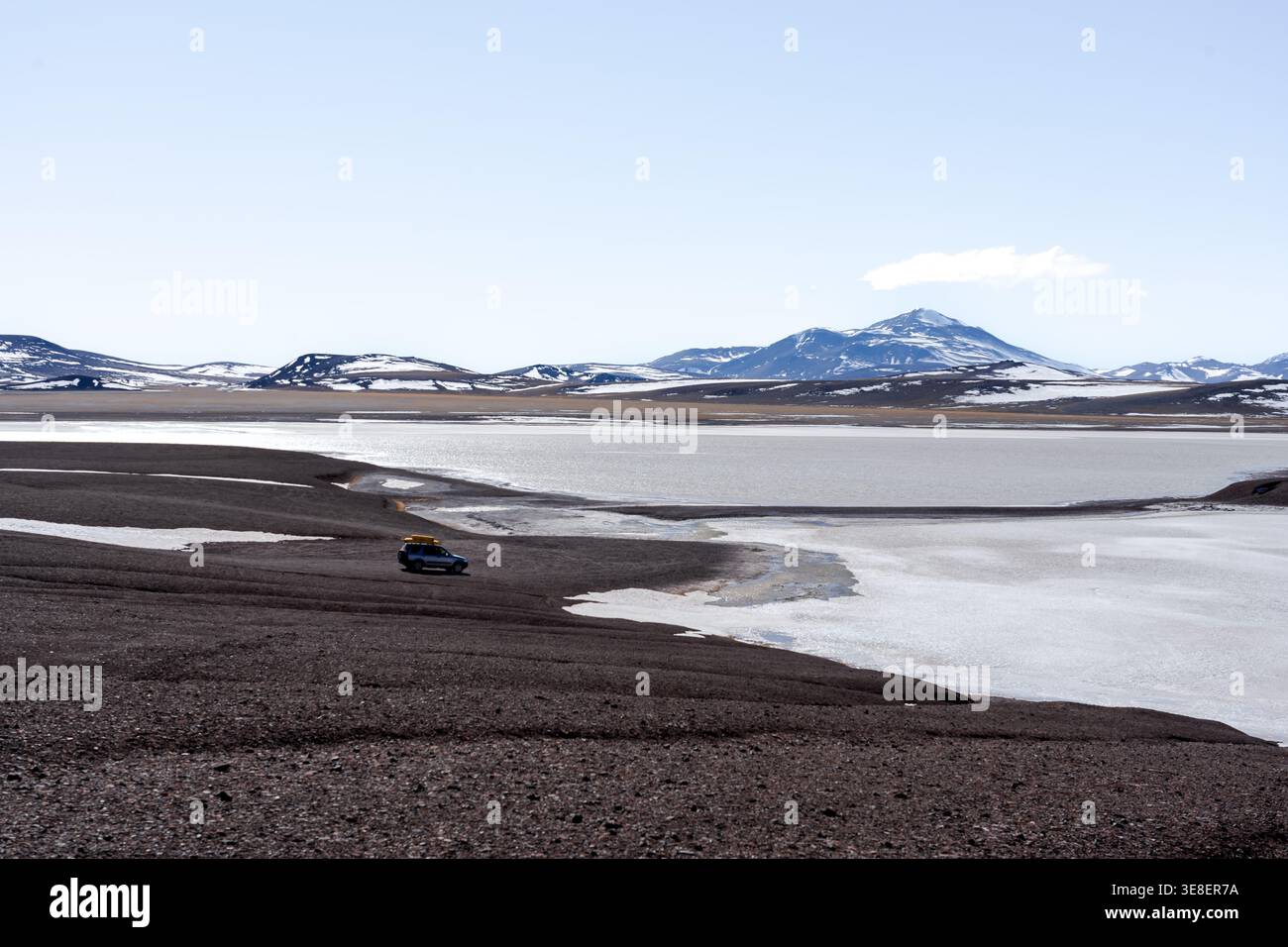 Auto an der Lagune in großer Höhe mit schneebedeckten Bergen Stockfoto