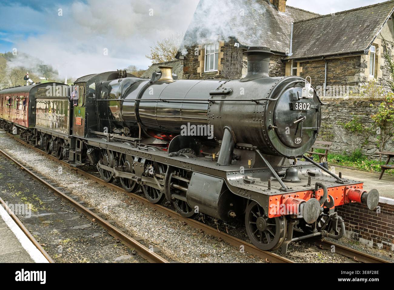 Llangollen Zweigstrecke Festival April 2026 Dampflokomotive Ex GWR/BR GWR Dampflokomotive 3802 A Collett 2884 Klasse 2-8-0 Schwerlastlokomotive Stockfoto