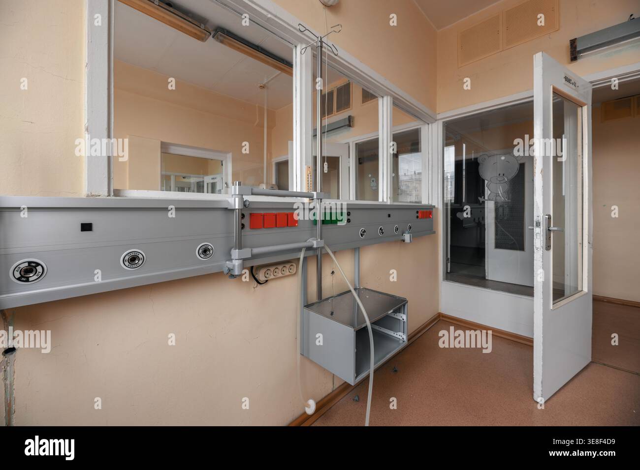 Reihe von medizinischen Gas- und Kraftwerken an einer Wand in einer leeren Abteilung eines geschlossenen russischen Kinderkrankenhauses. Symbol für medizinischen Rückgang und verlassene Infrast Stockfoto