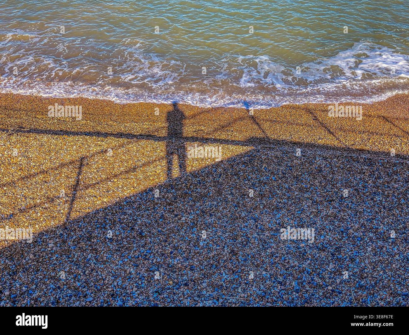 Allein stehend, mit Blick auf das Meer bei Sandown Castle, Deal, Kent - Smartphone-aufgenommenes Stockfoto