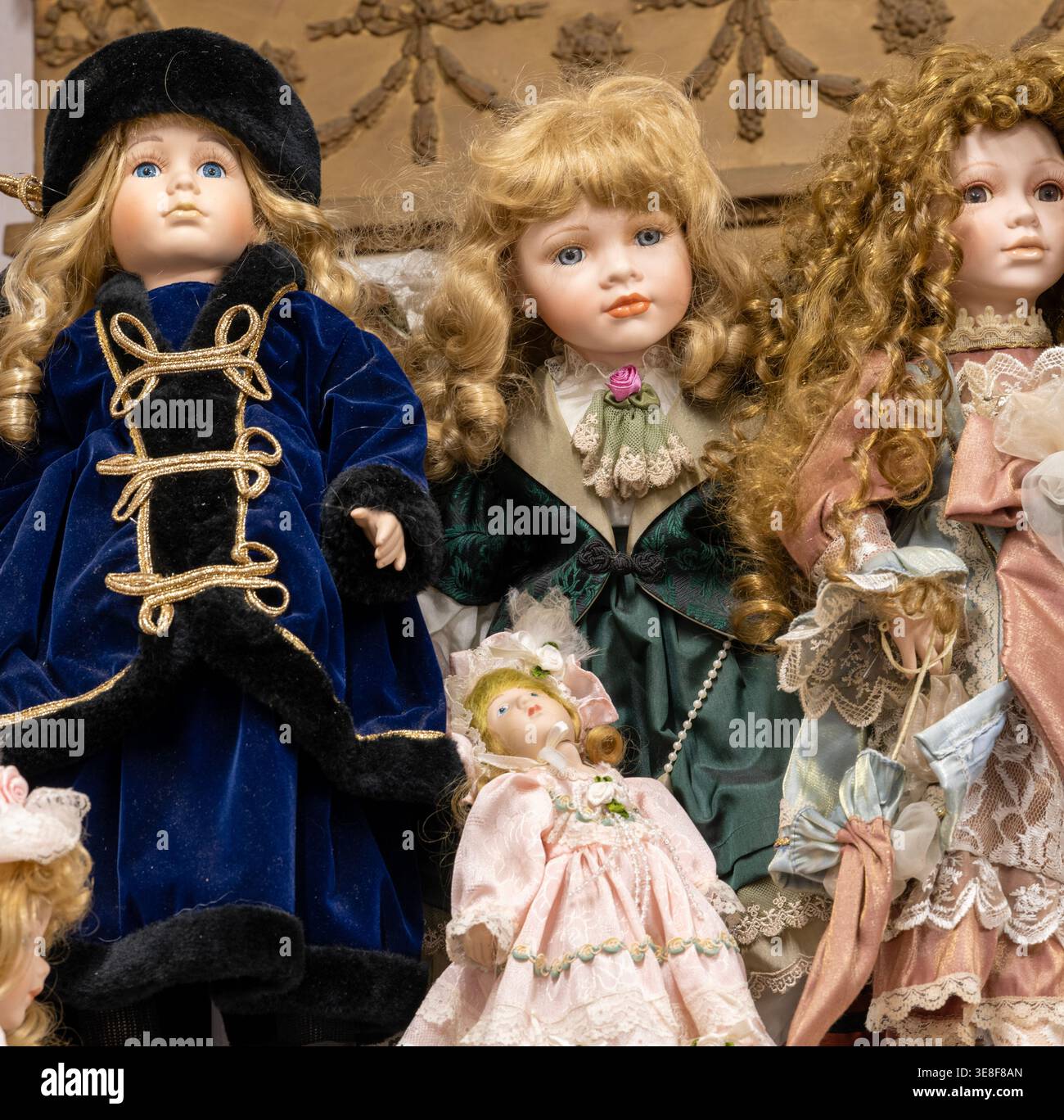 Antique dolls collection -Fotos und -Bildmaterial in hoher