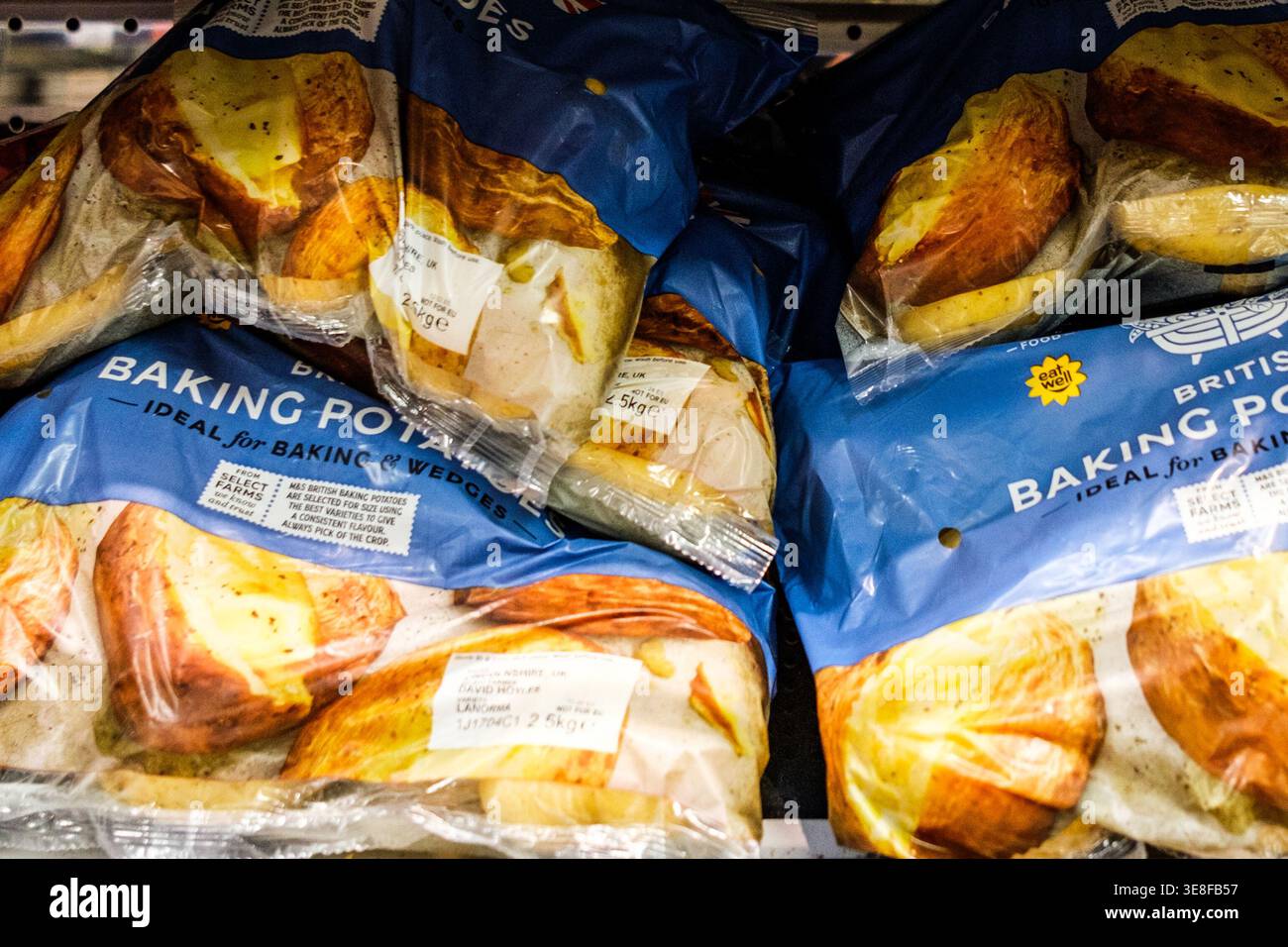 London UK, 14. April 2026, Bags of British Baking Potatoes With No People Stockfoto