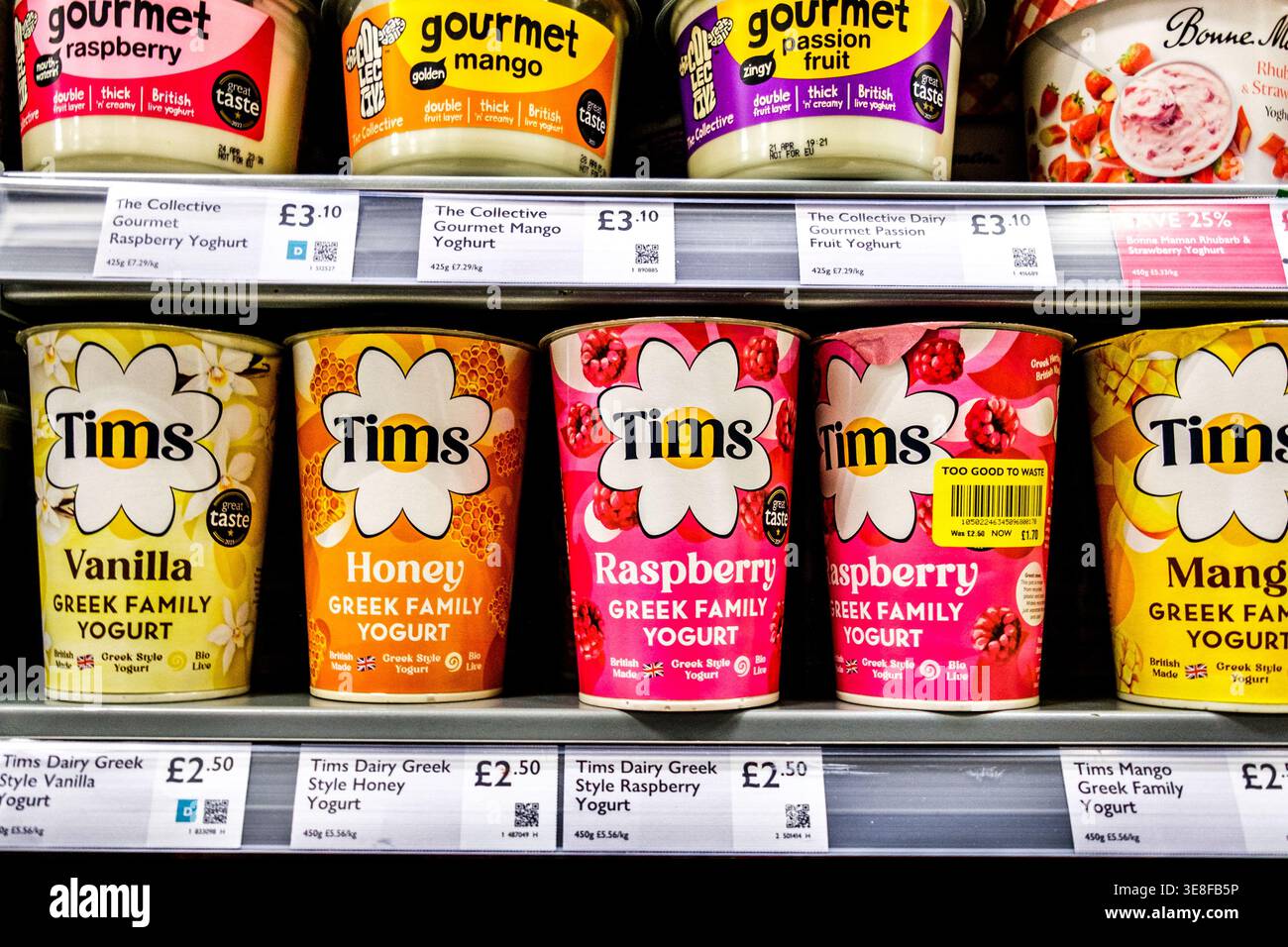 London UK, 14. April 2026, Auswahl an Tims Milchjoghurt Verpackung ohne Personen Stockfoto