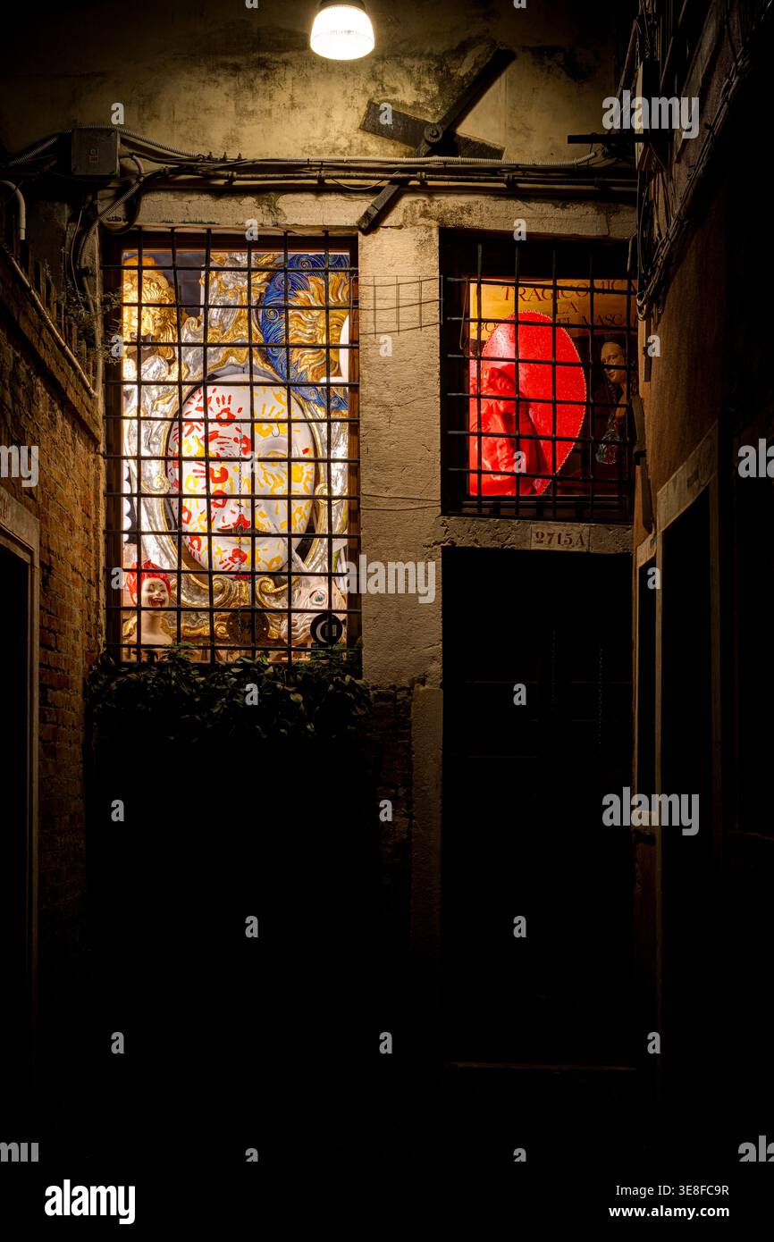 Hinterer Eingang zum Tragicomica Maskenladen bei Nacht. Calle Amor dei Amici, Venedig, Italien Stockfoto