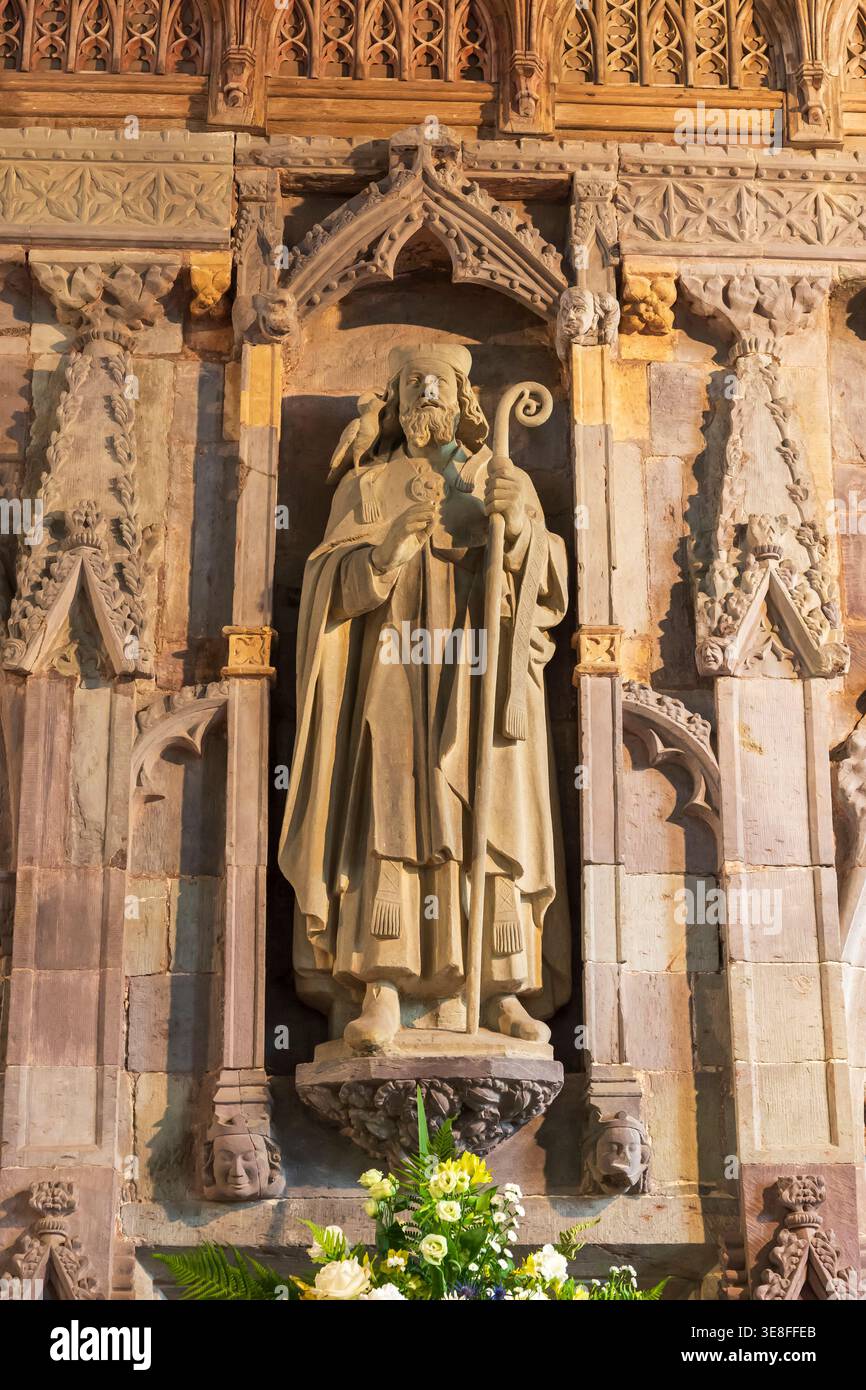 Statue von St. David, Schutzpatron von Wales, in St Davids Cathedral, St Davids, Pembrokeshire, Wales, Großbritannien Stockfoto