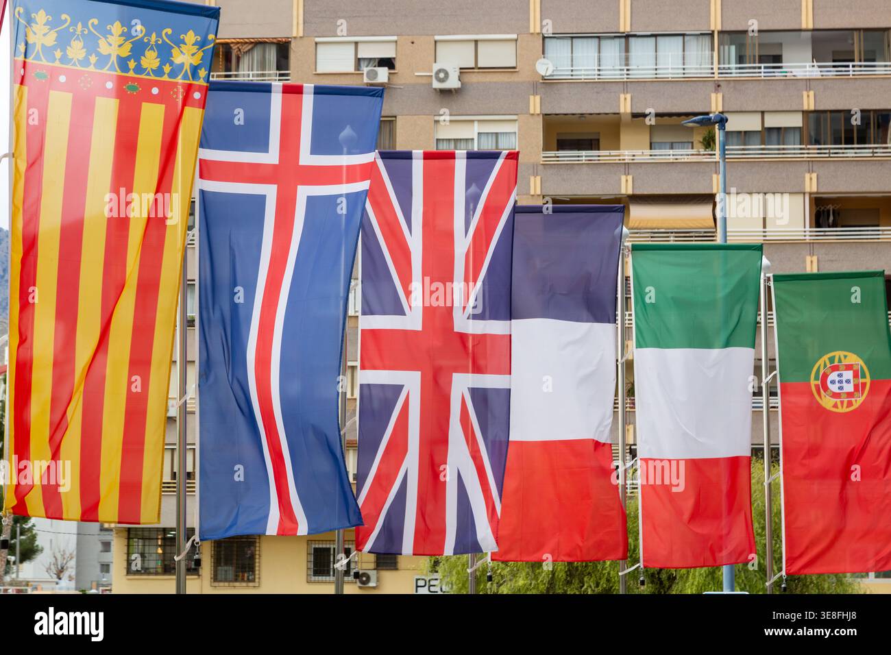 Eine Sammlung internationaler Flaggen, darunter die Senyera (Flagge Kataloniens), Island, das Vereinigte Königreich, Frankreich, Italien, und Portugal. Stockfoto