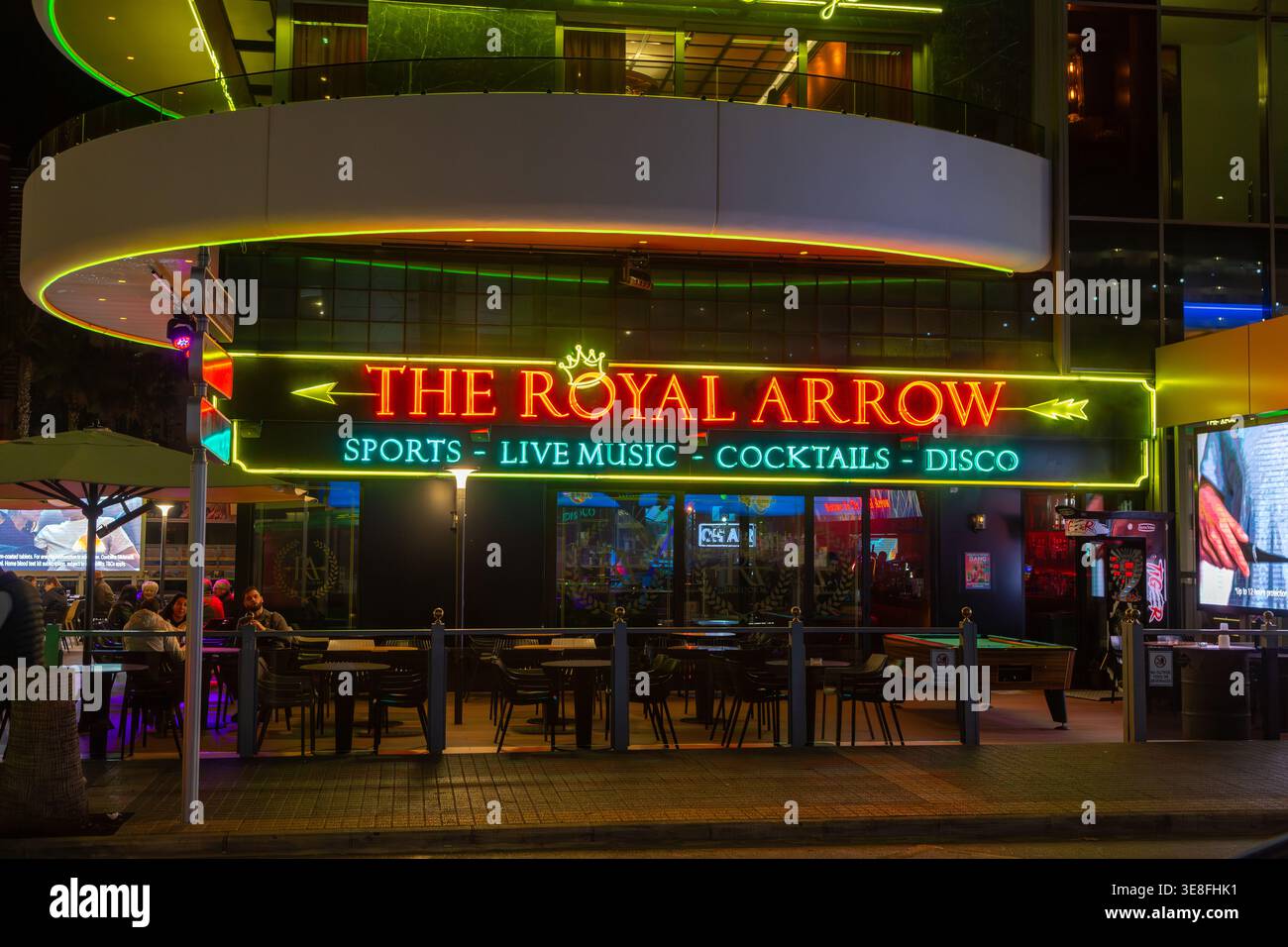 Die Bar Royal Arrow in Benidorm, ein beliebtes Reiseziel für britische Touristen. Stockfoto