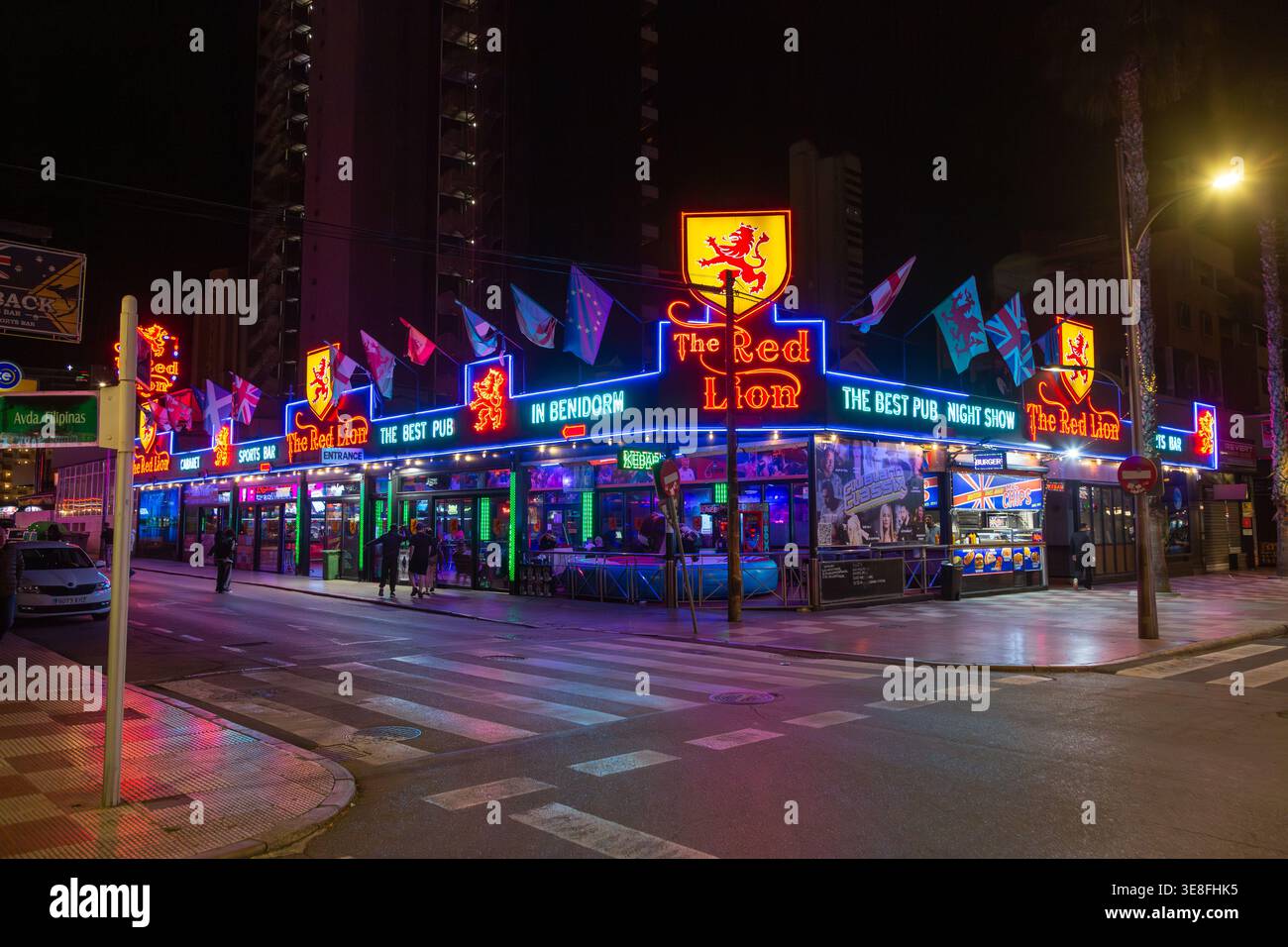 Der Red Lion Pub befindet sich an der Calle Gerona, die allgemein als „British Street“ oder „The Strip“ in Benidorm, Spanien, bekannt ist Stockfoto