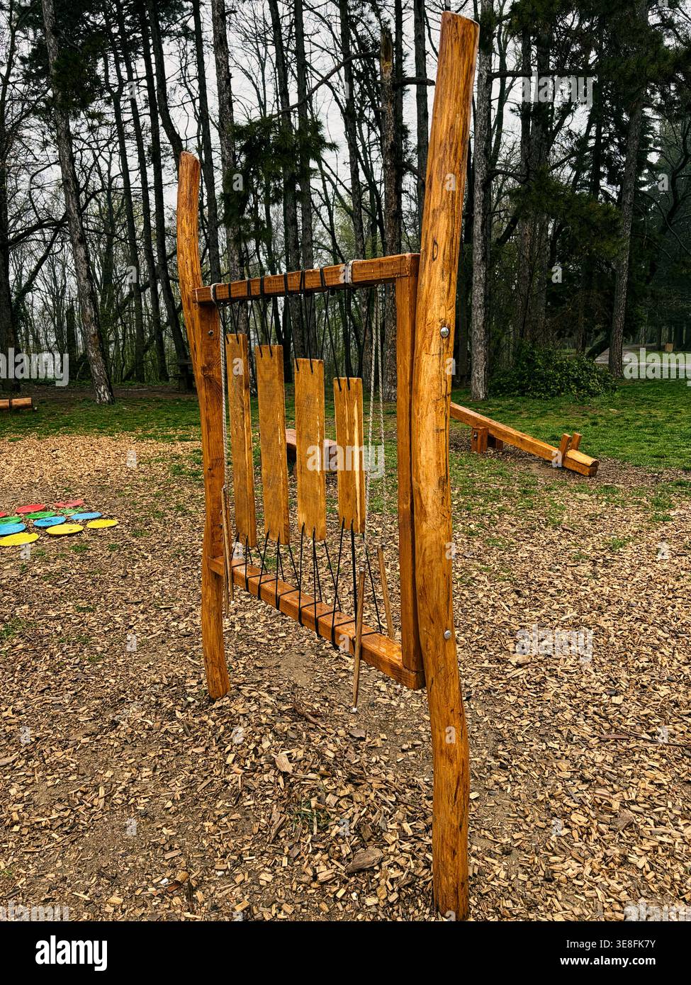 Freiluft-holz-musikalische Installation für Kinder im Park. Konzept von Kreativität, Klangforschung und interaktivem Lernen in natürlicher Umgebung. Stockfoto