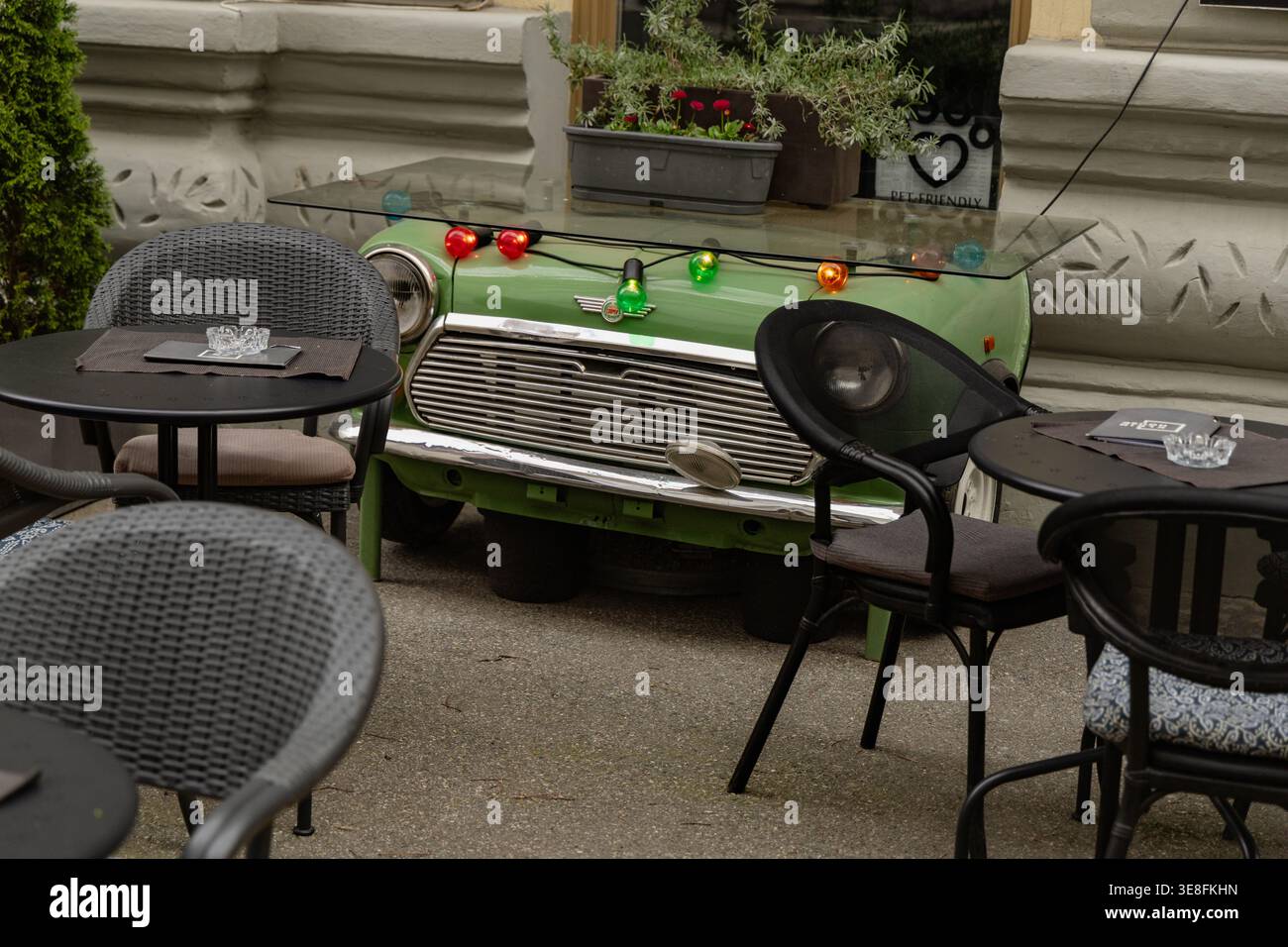 Haustierfreundliche Oldtimer-Café-Terrasse Stockfoto