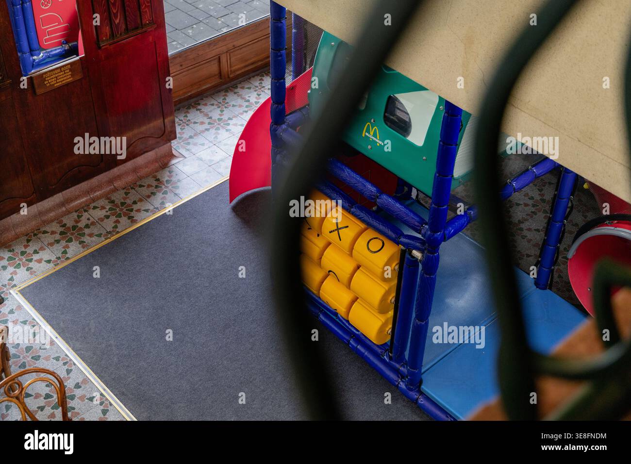Spielplatz Im Innenbereich, Farbenfroher Kinderbereich Stockfoto