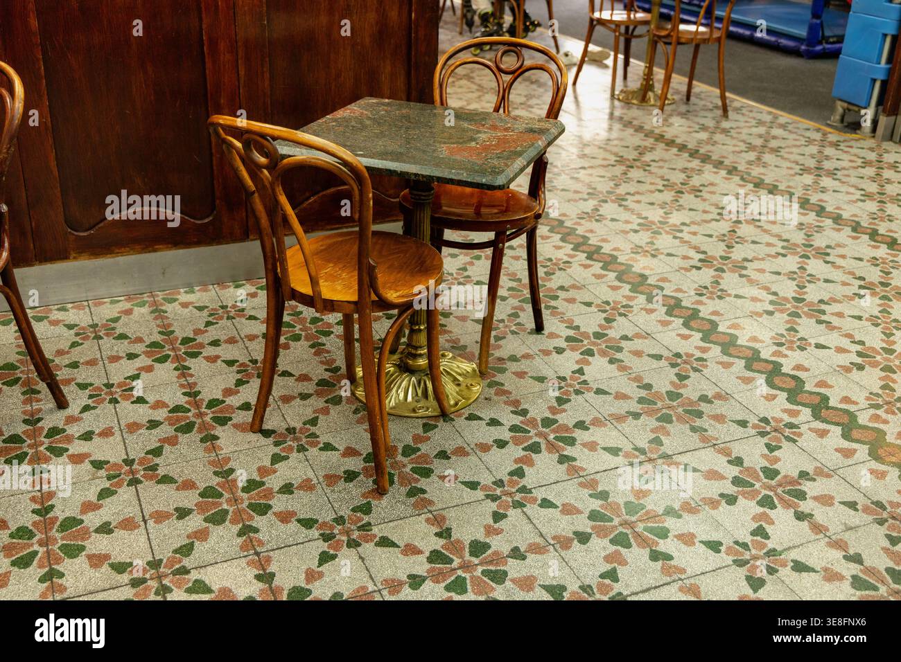 Vintage Cafe Stühle Neben Einem Kleinen Marmortisch Stockfoto