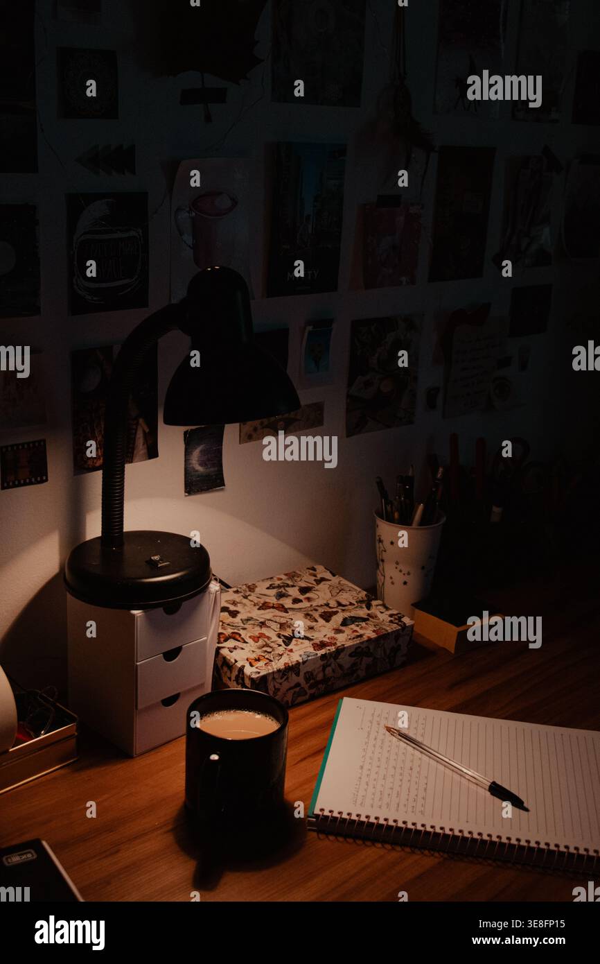 Schreibtischlampe zur Beleuchtung von Notebook und Kaffee Stockfoto
