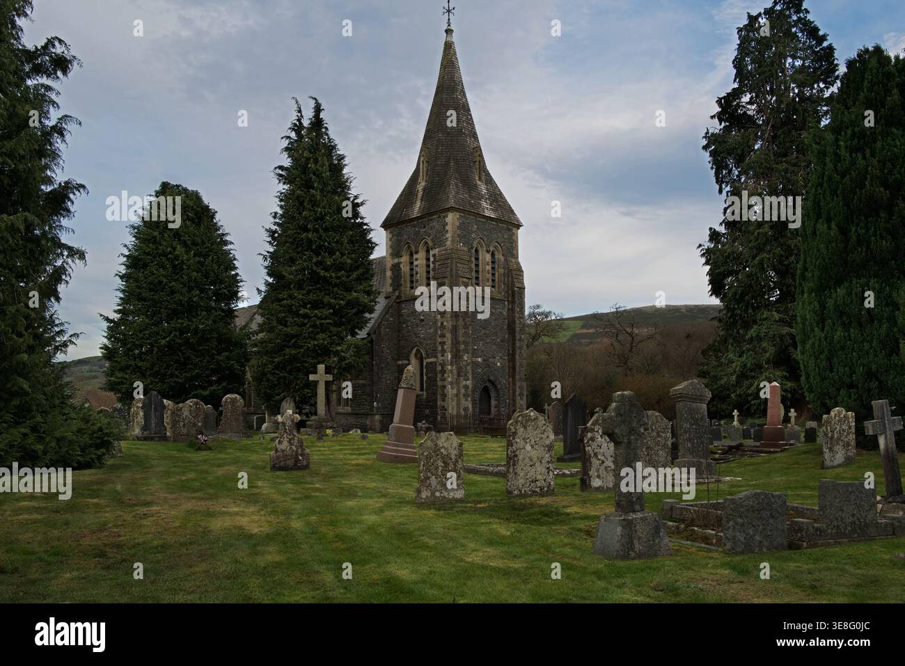 St Bride’s Church in Rhayader, Mitte Wales, wurde in der viktorianischen Ära zwischen 1868 und 1870 erbaut. Es ist ein anglikanischer Gottesdienst. Stockfoto