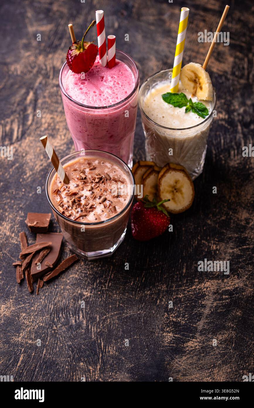 Milchshake aus Erdbeere, Banane und Schokolade Stockfoto