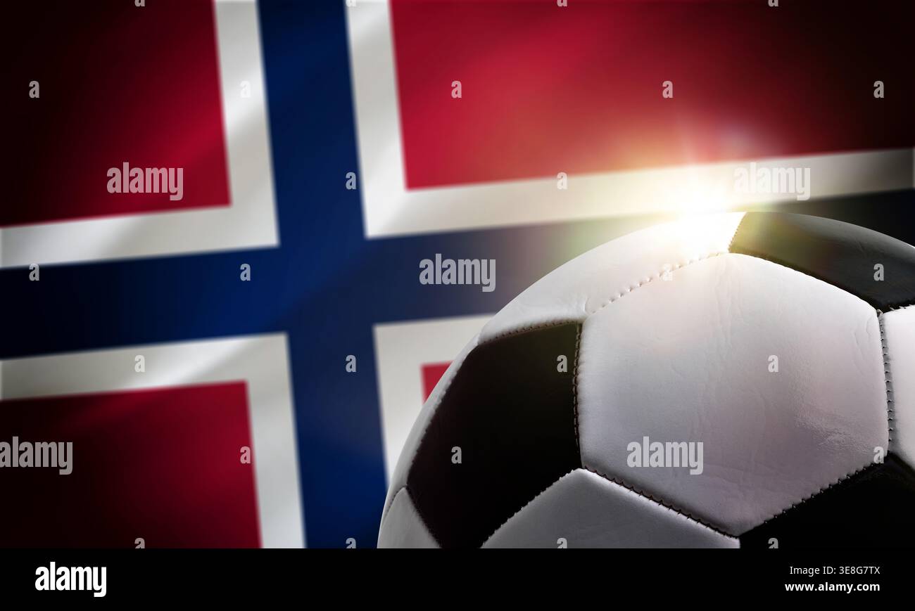 Nahaufnahme-Fußball mit hellem Sonnenlicht vor einer verschwommenen Norwegerflagge, die Sport und Nationalstolz symbolisiert. Stockfoto