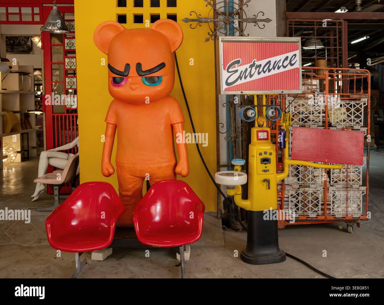 Papaya Design und Vintage Antiquitätenmöbel in Bangkok Thailand Stockfoto
