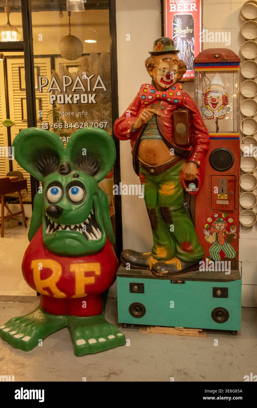 Papaya Design und Vintage Antiquitätenmöbel in Bangkok Thailand Stockfoto