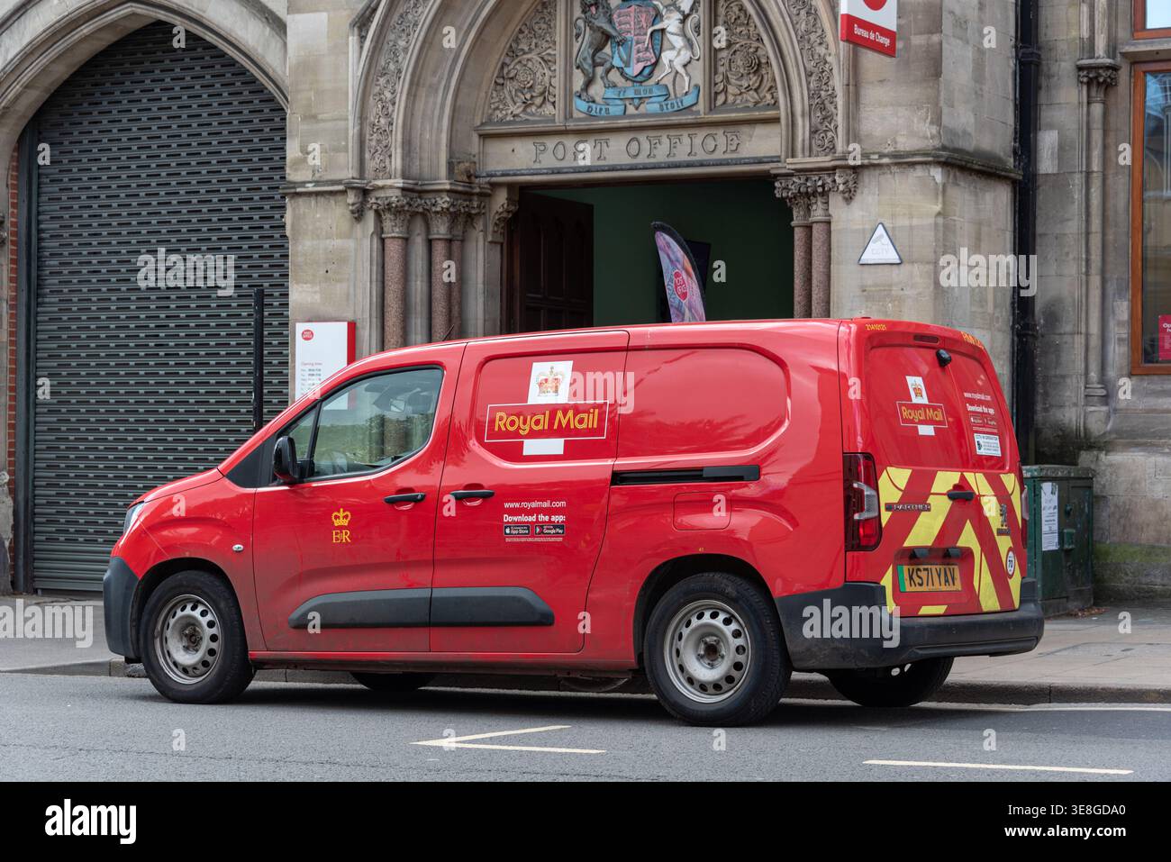 Ein kleiner Van von Royal Mail parkt vor der Postfiliale St. Aldates im Zentrum von Oxford, Großbritannien Stockfoto