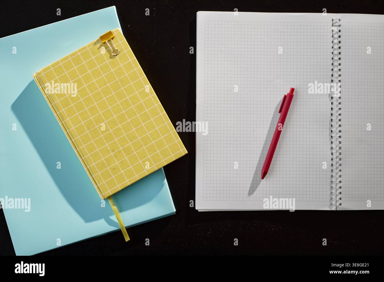Büronotizbücher und Stifte für Planung und Notizen Stockfoto