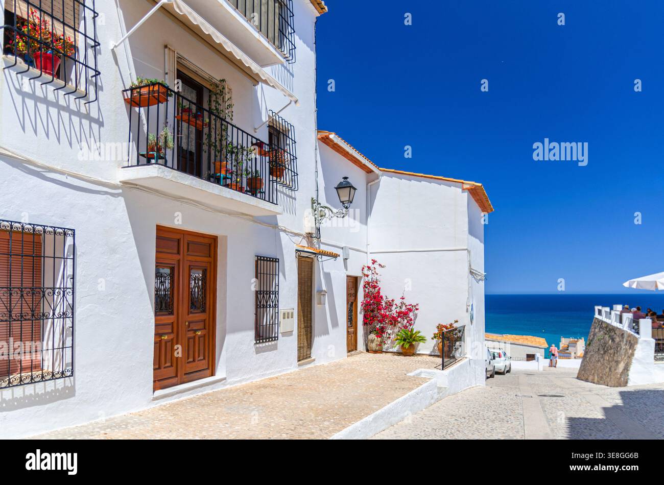 Altea Altstadt enge Straße mit typischen weißen Häusern traditionelle Gebäude, Mittelmeer Wasser an sonnigen Sommertagen, Altea Stadt historisches Zentrum Stockfoto