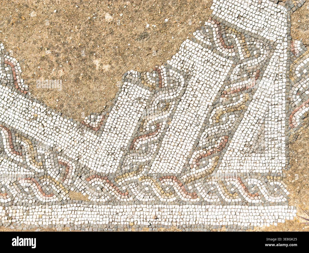 Blick von oben auf antike römische Mosaikfliesen mit geometrischen Mustern und guillochierten geflochtenen Motiven in weiß und rot, die römischen Ruinen von Milreu portugal - Smartphone-aufgenommenes Stockfoto