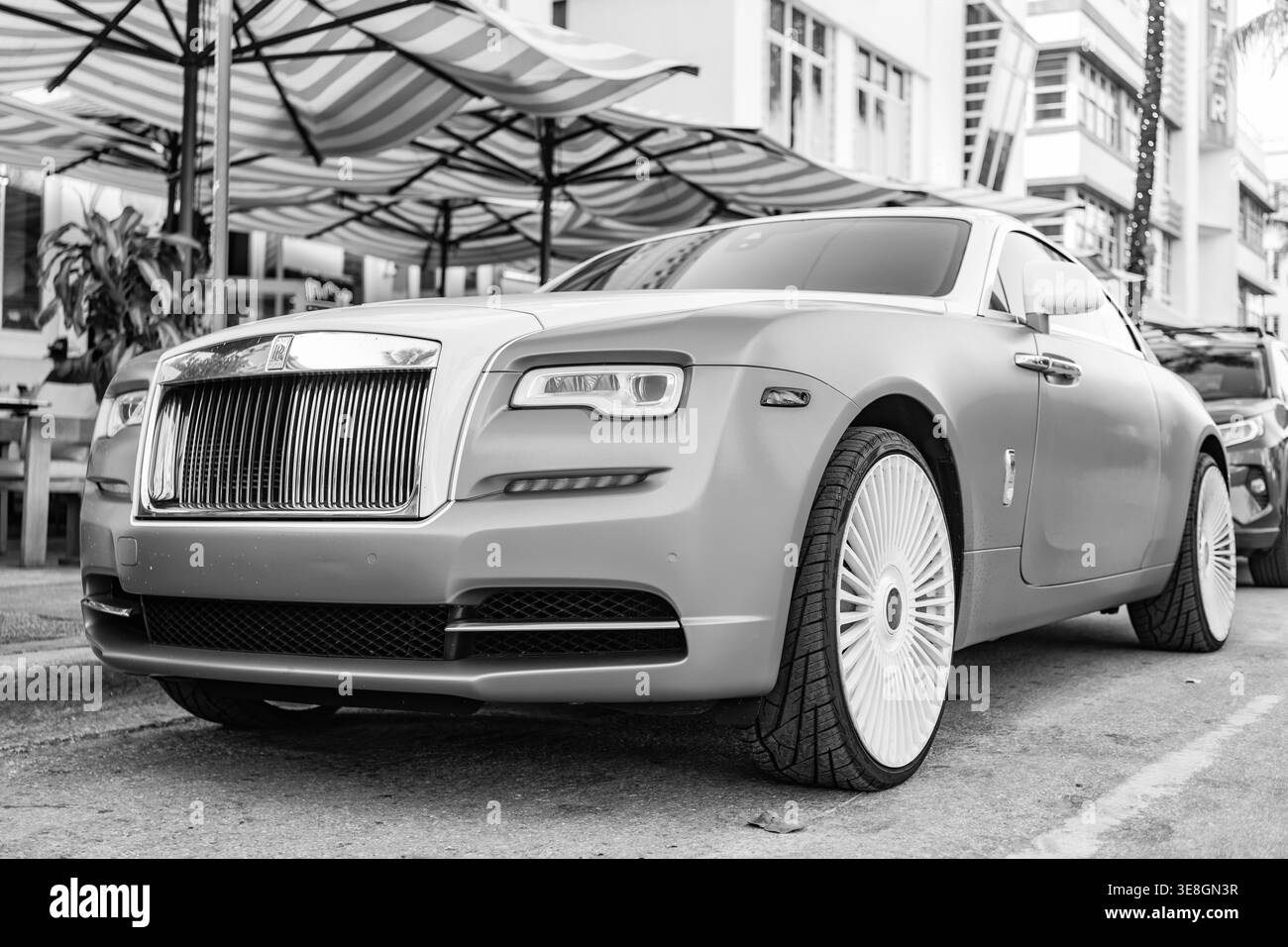 Miami, Florida, USA - 08. April 2025: Royce Wraith Luxus-Grand-Tourer-Car. Grand Tourer Rolls Royce Wraith. Auto Rolls Royce Wraith parkt Stockfoto