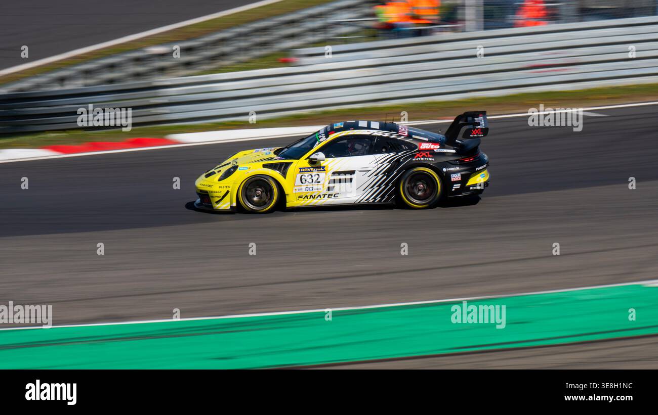 Schwenkschuss des Black Falcon Porsche 911 GT3 Cup #632 in Fanatec-Lackierung mit hoher Geschwindigkeit während der NLS 3 auf dem Nürburgring, Deutschland, 11. April 2026 Stockfoto