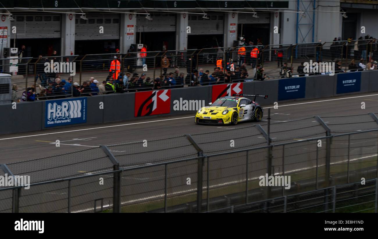 Black Falcon Porsche 911 GT3 Cup #102 überquerte die Ziellinie mit Jimmy Broadbent, Misha Charoudin, Steve Brown und Manuel Metzger beim NLS 3, 2026 Stockfoto