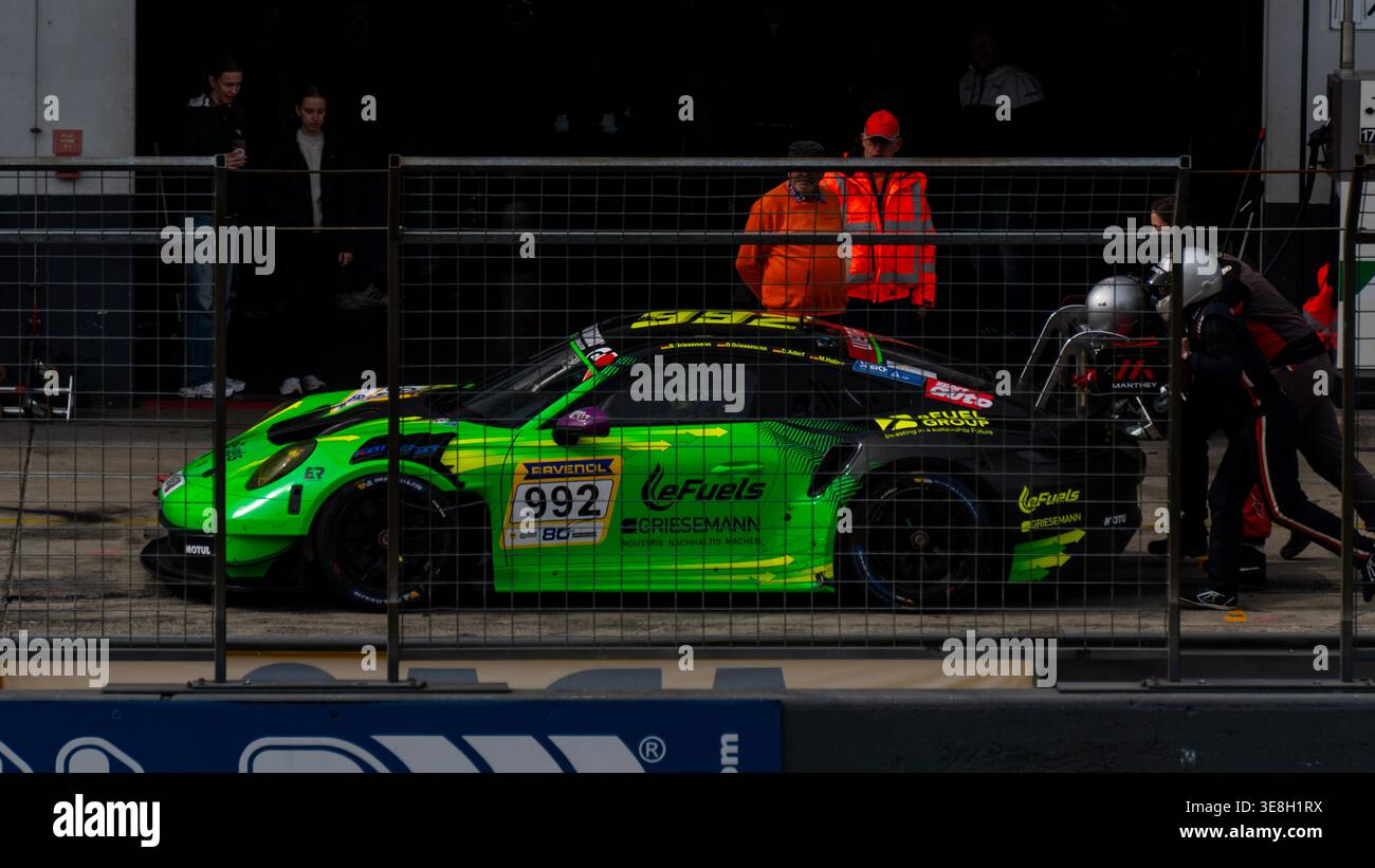 Teammitglieder schoben den eFuel Griesemann by Manthey Porsche 911 GT3 Cup (Nr. 992) durch den Fahrerplatz in Richtung der Gruben während der NLS 3 2026 Stockfoto