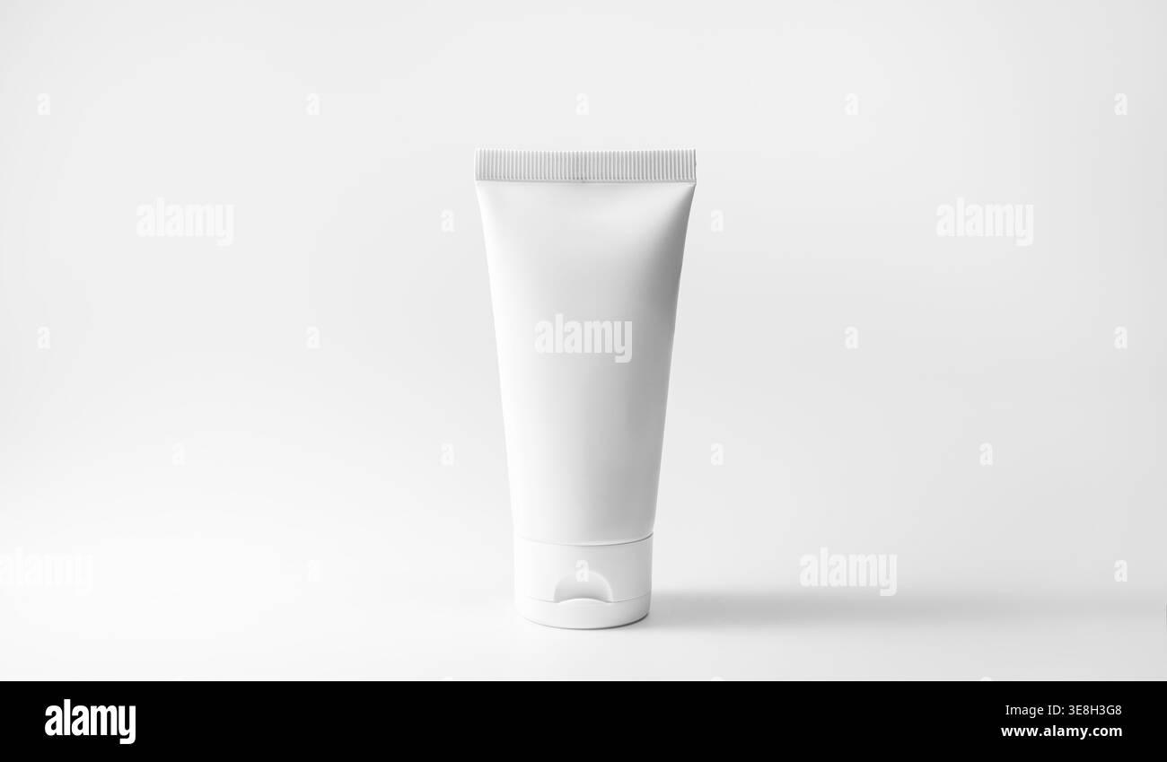 Ein minimalistisches weißes Modell für Kosmetikröhrchen. Leere weiße Vorlage für Feuchtigkeitspflege. Modell für Kosmetikröhrchen. Stockfoto