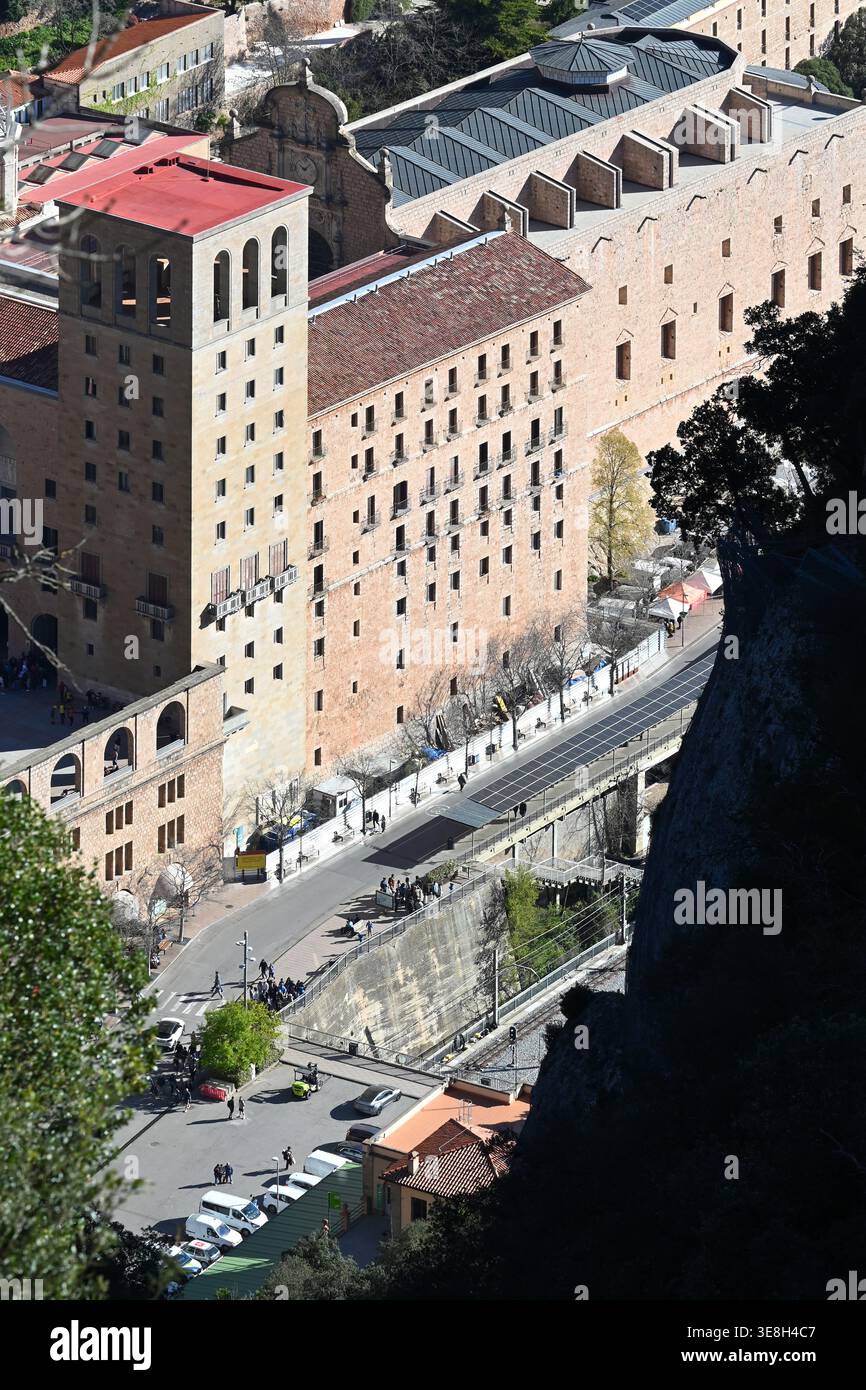 Kloster Montserrat in Katalonien, Spanien, von der Spitze der Sant Joan Standseilbahn in vertikaler Form gesehen Stockfoto