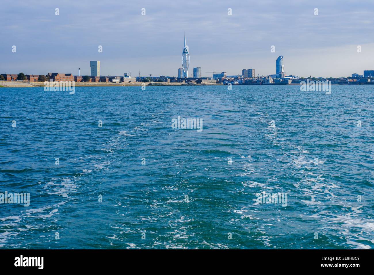 22. August 2025 - Portsmouth, Großbritannien - Blick von der Rückseite einer Segelyacht in Richtung Portsmouth und Spinnaker Tower Stockfoto