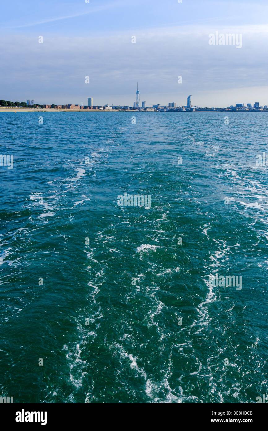 22. August 2025 - Portsmouth, Großbritannien - Blick von der Rückseite einer Segelyacht in Richtung Portsmouth und Spinnaker Tower Stockfoto