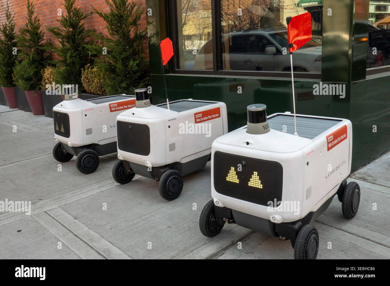 Roboter für die Lebensmittelzuführung sind Bürgersteig-Fahrzeuge, die Last Mile liefern, Jersey City, New Jersey, 2026, USA Stockfoto