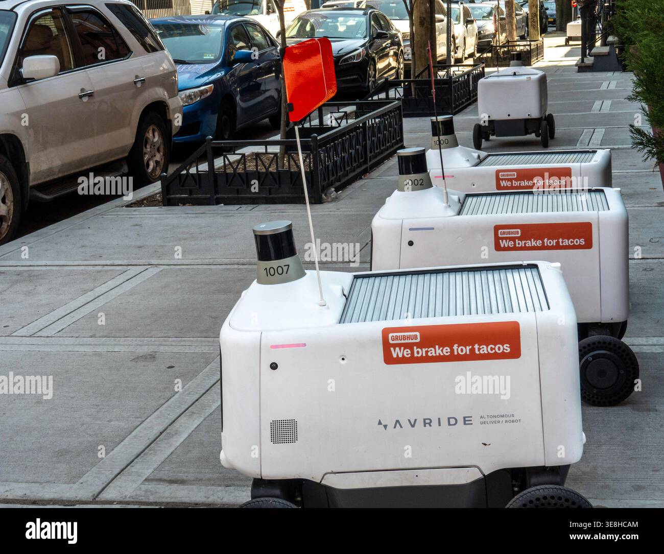 Roboter für die Lebensmittelzuführung sind Bürgersteig-Fahrzeuge, die Last Mile liefern, Jersey City, New Jersey, 2026, USA Stockfoto