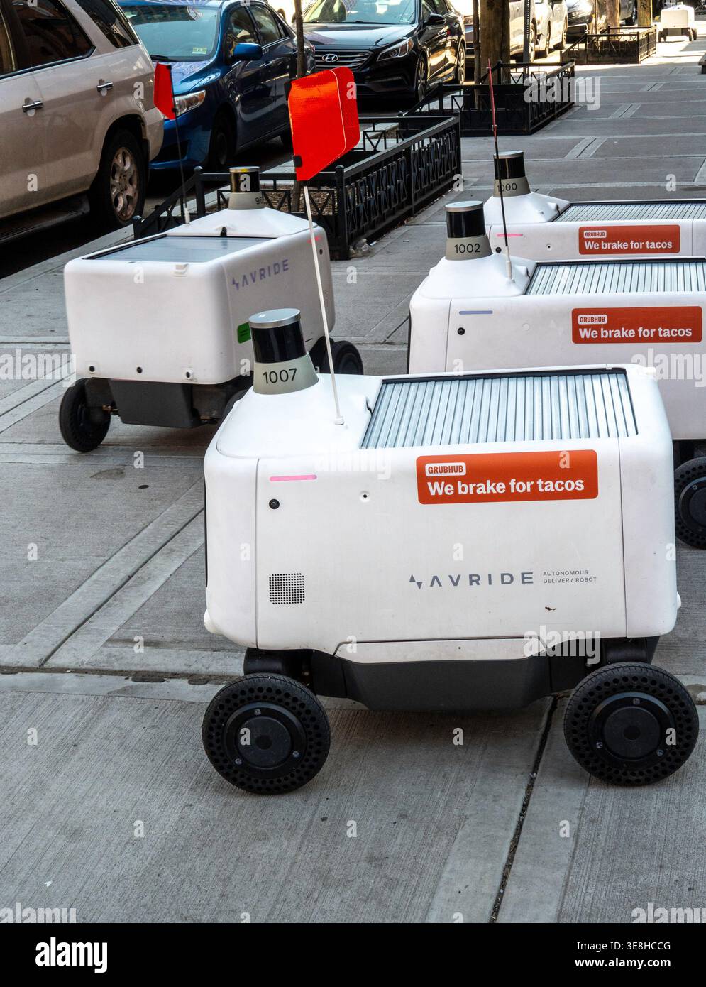 Roboter für die Lebensmittelzuführung sind Bürgersteig-Fahrzeuge, die Last Mile liefern, Jersey City, New Jersey, 2026, USA Stockfoto