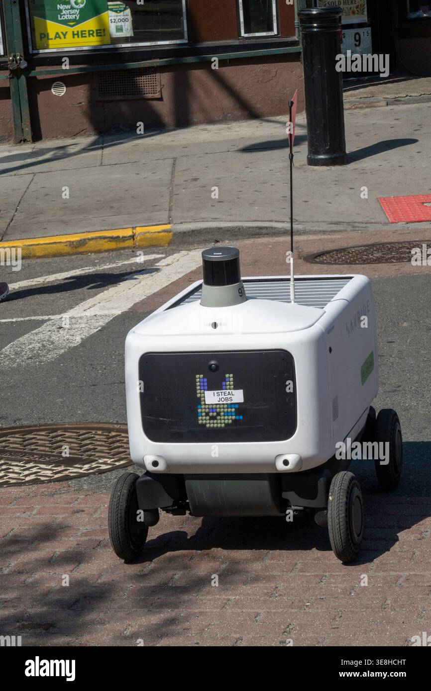 Roboter für die Lebensmittelzuführung sind Bürgersteig-Fahrzeuge, die Last Mile liefern, Jersey City, New Jersey, 2026, USA Stockfoto