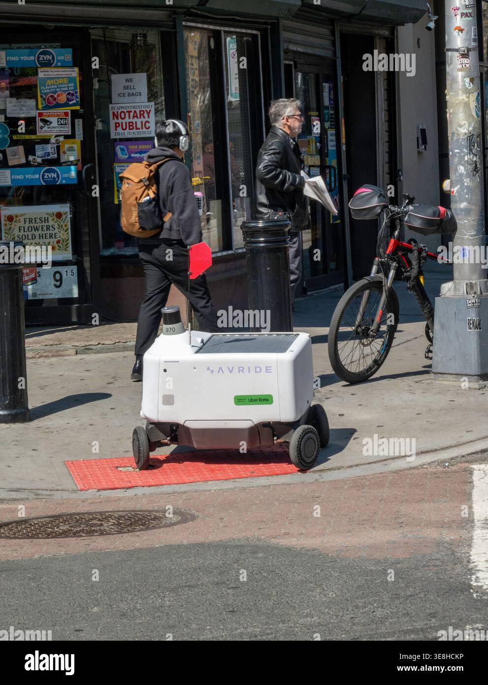 Roboter für die Lebensmittelzuführung sind Bürgersteig-Fahrzeuge, die Last Mile liefern, Jersey City, New Jersey, 2026, USA Stockfoto