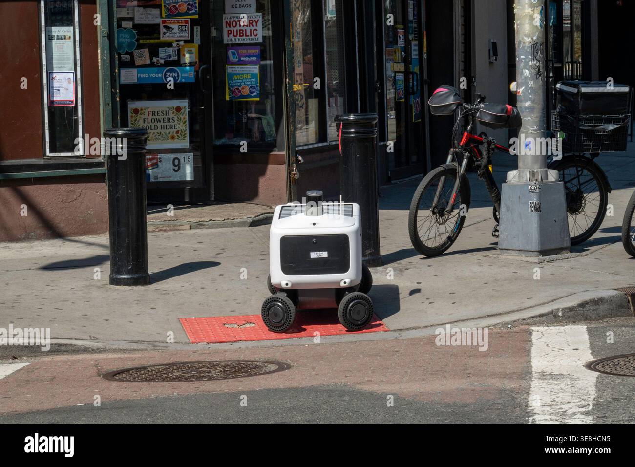 Roboter für die Lebensmittelzuführung sind Bürgersteig-Fahrzeuge, die Last Mile liefern, Jersey City, New Jersey, 2026, USA Stockfoto
