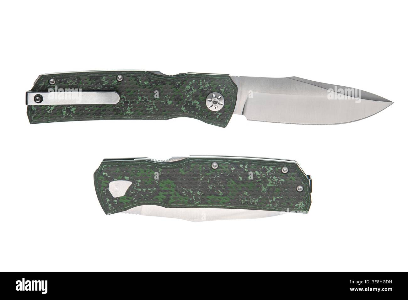 Modernes Klappmesser mit grünem, strukturiertem Griff, Skalen isoliert auf weißem Hintergrund. Stockfoto