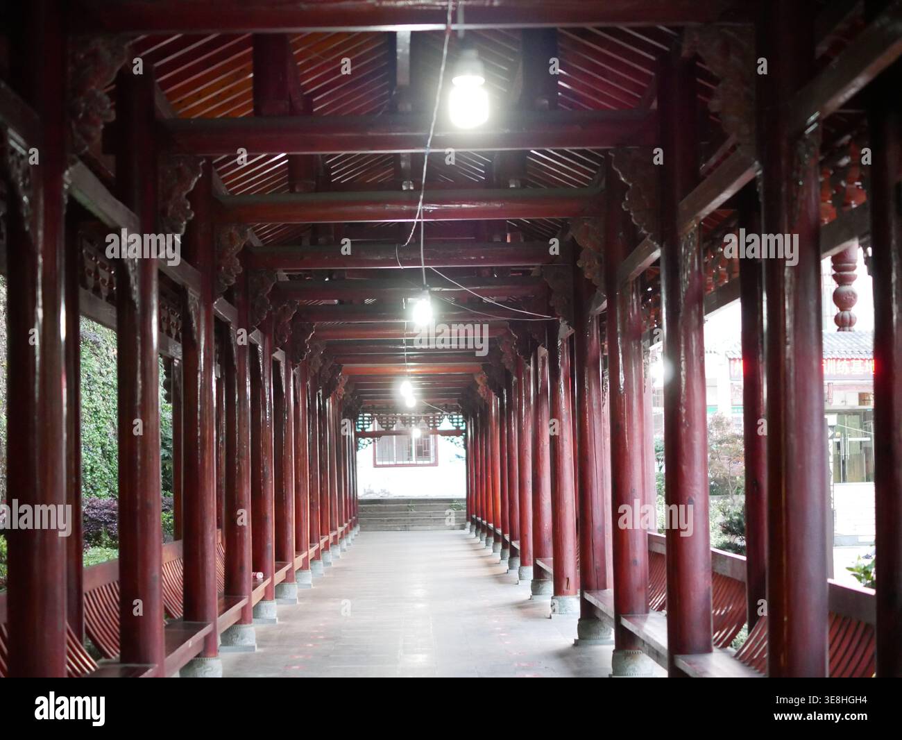 Traditioneller chinesischer Holzkorridor mit roten Säulen und linearer Perspektive Stockfoto