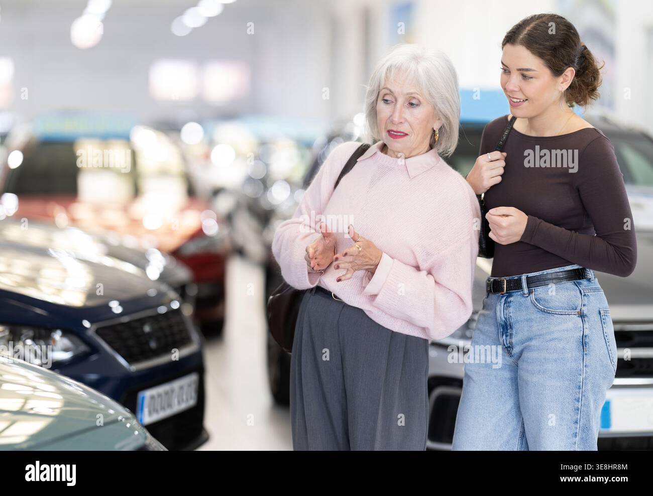 Die junge Frau kauft ein neues Auto für ihre ältere Mutter Stockfoto