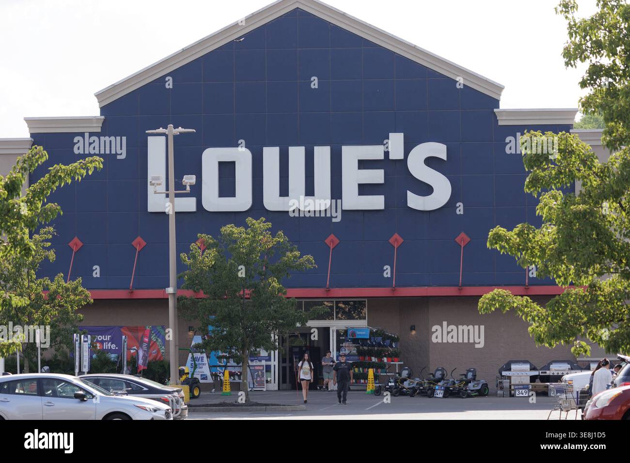 Shopper vor einem Lowe's Haus-Baumarkt am Fairground Memorial Parkway, Ithaca, New York. Stockfoto