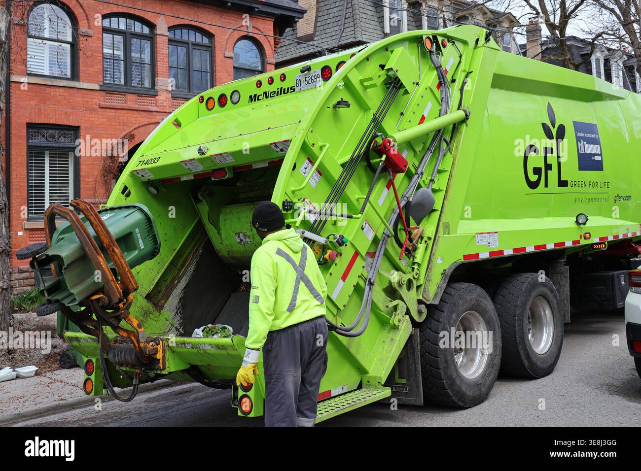 Toronto Müllwagen, der kompostierbare Lebensmittelmüllbehälter lädt Stockfoto