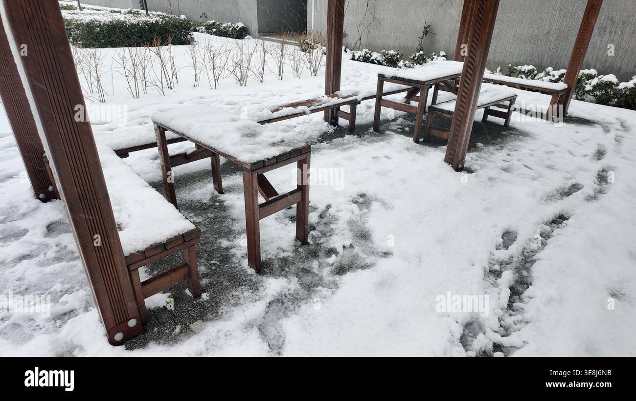 Schneebedeckte Bänke in einem Park während der Wintersaison Stockfoto